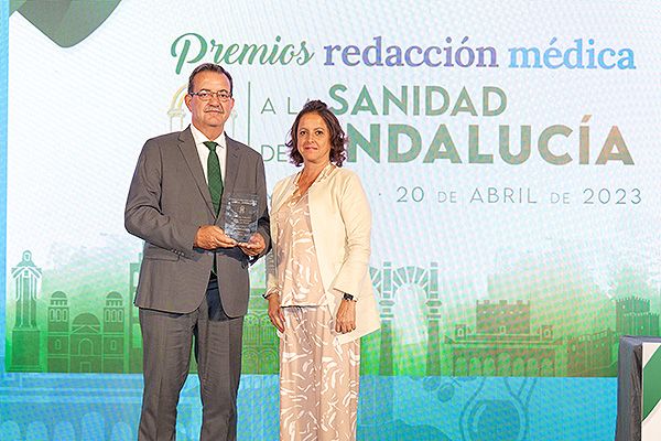 Manuel Molina, director gerente del Hospital Virgen del Rocío y Catalina García.