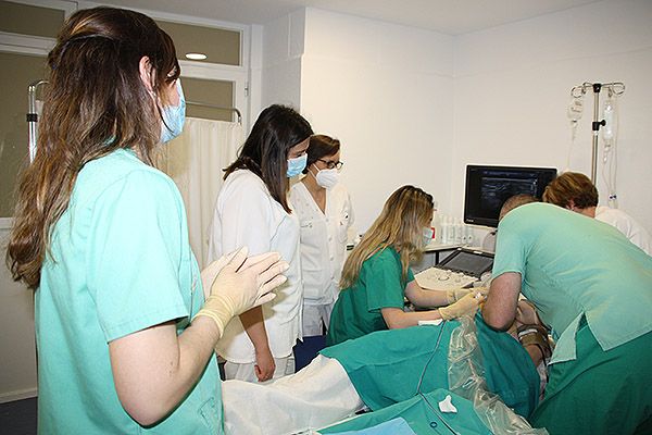 Instante en el que los facultativos realizan una de las técnicas pioneras en el Hospital Virgen de la Luz.