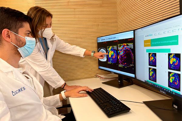 Dos ingenieros biomédicos de Ascires revisan los biomarcadores desarrollados en la plataforma HepaTool.