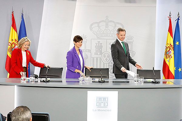 Nadia Calviño, ministra de Asuntos Económicos;  Isabel Rodríguez, ministra portavoz del Gobierno; y José Manuel Miñones, ministro de Sanidad.
