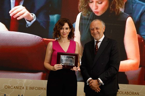 Isabel Díaz Ayuso, presidenta de la Comunidad de Madrid, junto a José María Pino, presidente-editor de Redacción Médica, durante la XVII edición de los Premios a la Administración Sanitaria.