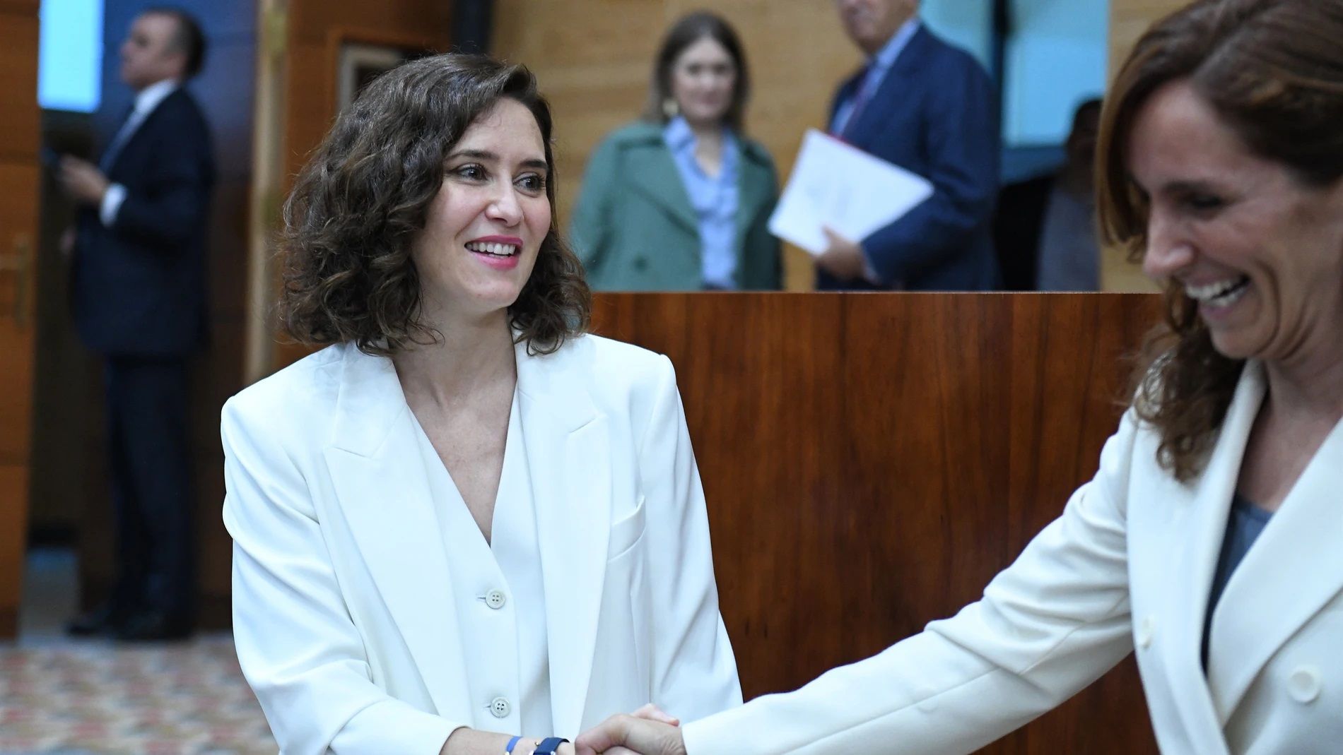 Isabel Díaz Ayuso saluda a Mónica García.