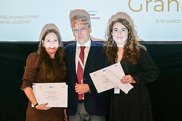 Elena González y María Aragonés recogen el premio de la mano de Francisco García Río, presidente de Separ.