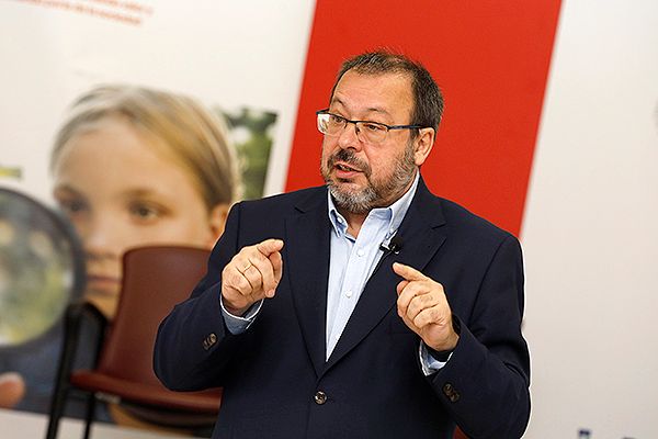 Hace falta imaginación, audacia, coraje y diálogo para lograr cambios en sanidad, ha afirmado Hernández.
