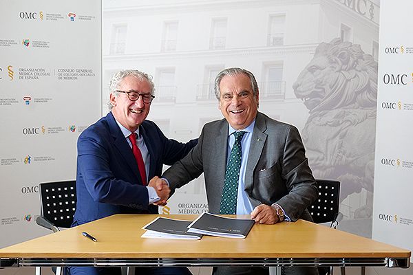 Tomás Cobo, presidente de la Organización Médica Colegial (OMC), firma el Programa junto a Jesús Aguilar, presidente del Consejo General de Farmacia.