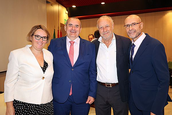 Almudena Quintana, directora general Asistencial de la Comunidad de Madrid; Juan José Fernñandez Ramos, viceconsejero de Sanidad; José María Pino, presidente-editor de Redacción Médica; y Julio Zarco, gerente del Hospital Infantil Universitario Niño Jesús.