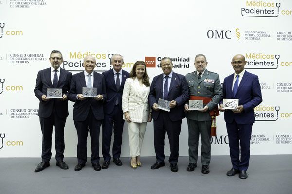 Tomás Cobo, presidente de la Organización Médico Colegial y Fátima Matute, consejera de Sanidad de la Comunidad de Madrid junto a todos los premiados.