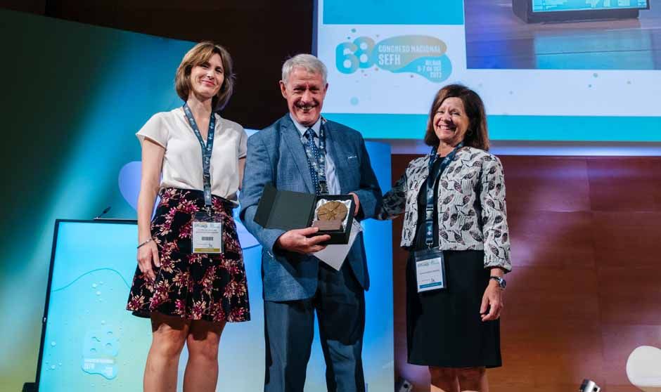 Daniel Cardona, recibe la Medalla Joaquín Bonal.