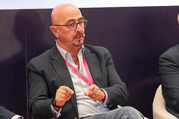 El consejero de Salud de Cantabria, César Pascual, interviene en el congreso. 