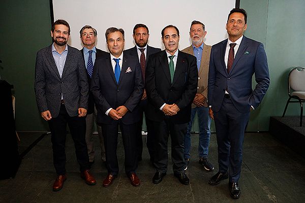 Junta directiva de la AEIH: Jesús Lázaro, vocal; Luis González, vocal; José Luis Lopez, presidente; Jon Velsategi, vocal; Javier Guijarro, secretario general; Antonio Fernandez, vocal; y Luis Talavera, vicepresidente.