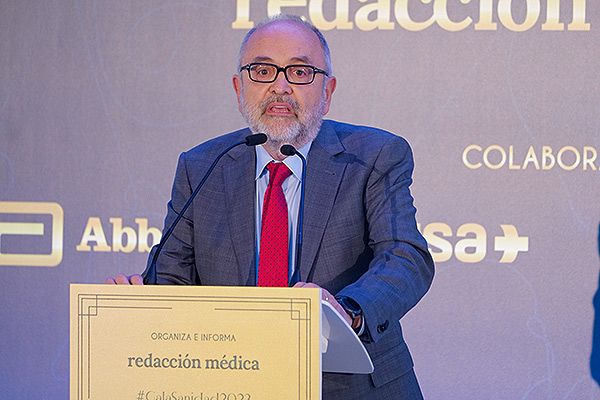 José Jesús Guillén, tras recoger el premio  a la Administración Sanitaria.