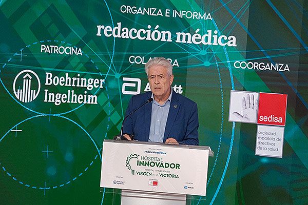 Emilio Alba Conejo durante la ponencia sobre la utilización de una herramienta de predicción utilizando IA aplicada a la historia electrónica.