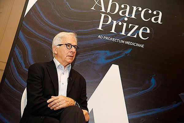En lugar de administrar fármacos, que en el fondo son toxinas para tratar las enfermedades, si lo cambiamos por células y genes, estamos ofreciendo un tratamiento más natural