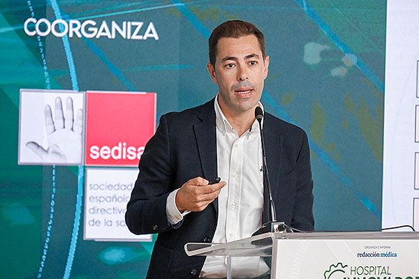 Bernardo Herrera desgrana las ventajas de la cirugía robótica en Urología durante la Jornada Hospital Innovador Virgen de la Victoria.