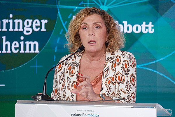 María Antonia Estecha Foncea detalla cómo trabajan con los electrocardiógrafos de última generación en el Virgen de la Victoria de Málaga.