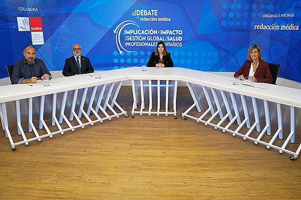 Antonio Pla, enfermero especialista y exdirector de Enfermería del Hospital Doctor Pesset; Francisco Dolz, vocal de la Junta Directiva de SEDISA; Lara Lema, moderadora del debate y redactora de la Sección de Comunidades Autónomas de 'Redacción Médica'; y Beatriz Massa, jefa de la Unidad de Hospitalización a Domicilio del Hospital General de Elche.