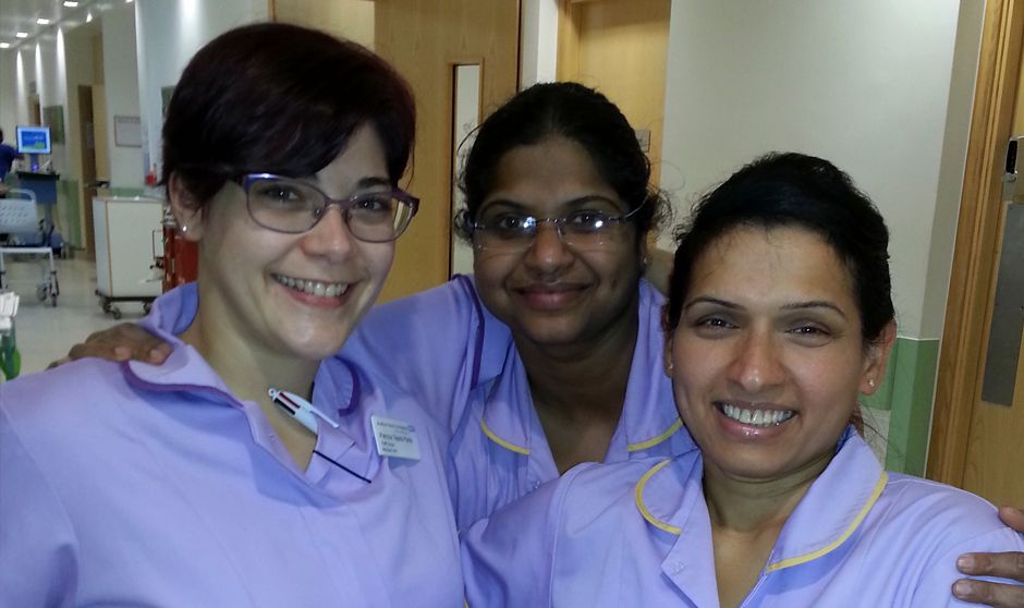 Patricia (primera por la izquierda), junto a varias compañeras en su primera etapa en Inglaterra.