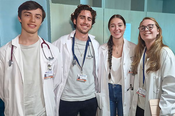 Alumnos de 3º de Medicina en prácticas en el Hospital La Paz.