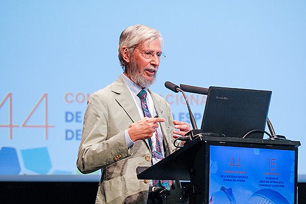 Francisco Pérez, catedrático emérito de la Universidad de Córdoba, ha analizado cómo la dieta mediterránea está perdiendo su fuerza en España.