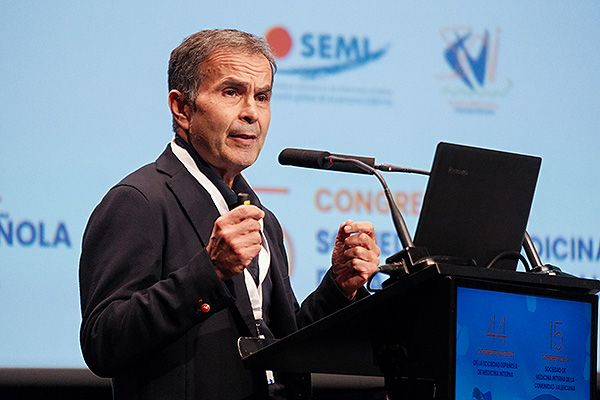 Miquel Aranda, internista del Consorci Sanitari de Terrassa, ha destacado que el nuevo programa formativo de Medicina Interna no estará aprobado en 2024 por el Ministerio de Sanidad.