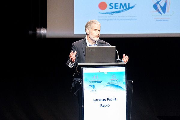 Lorenzo Fácila, cardiólogo del Hospital General Universitario de Valencia, destaca que la inteligencia artificial augura un futuro prometedor, siempre que se sigan las instrucciones de equidad.