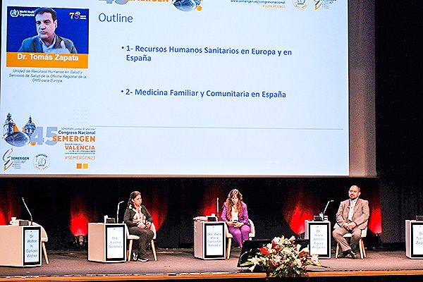 Tomás Zapata, asesor regional de recursos humanos en salud de la OMS en Europa durante su intervención.