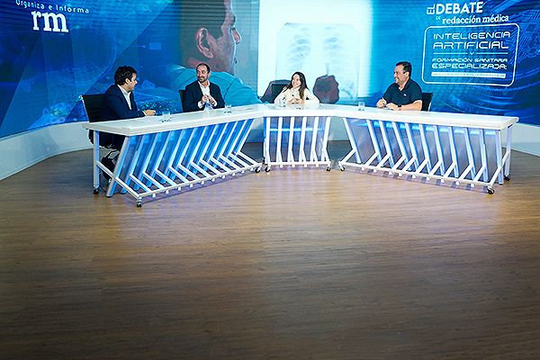 Un instante del debate 'Inteligencia Artificial y Formación Sanitaria Especializada: impulso innovador para la preparación MIR', en el plató de Redacción Médica.