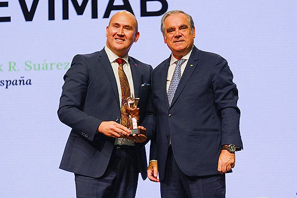 Rick Suarez, presidente de Astrazeneca en España y Jesús Aguilar, presidente del Cgcof.