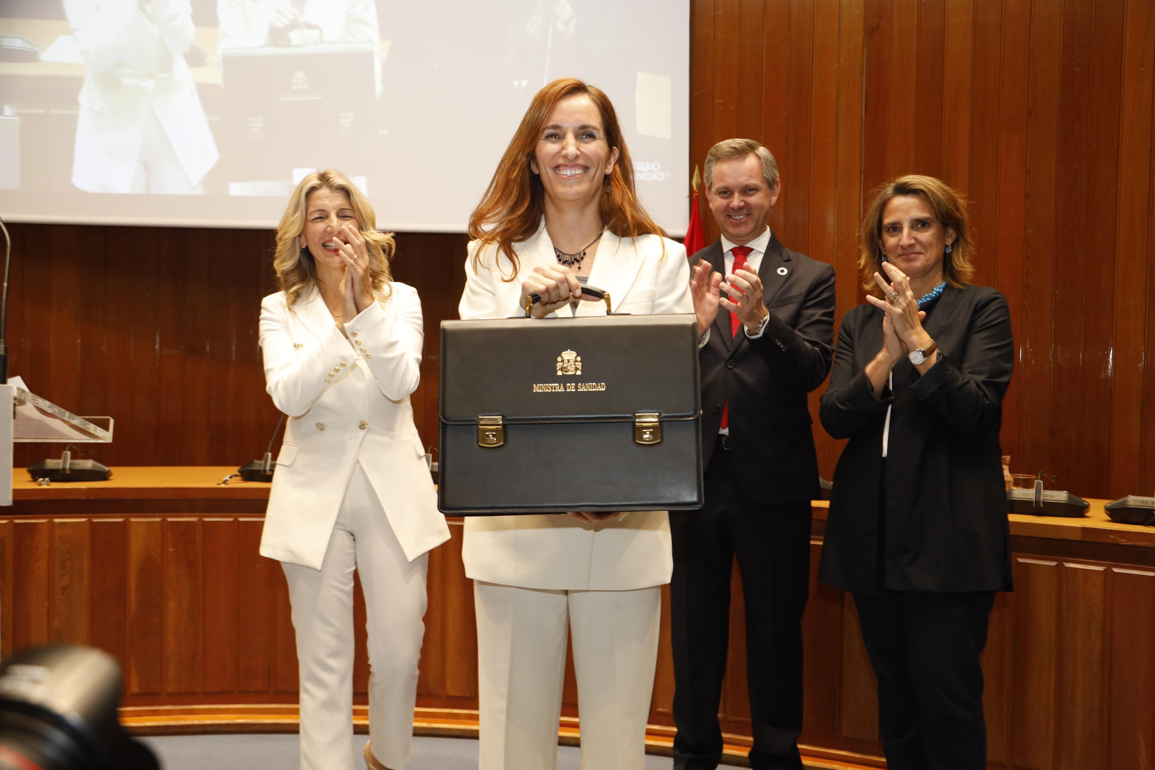 Mónica García, en el centro, tras recibir la cartera del Ministerio de Sanidad. Detrás, Yolanda Díaz (ministra de Trabajo), José Miñones (extitular de Sanidad) y Teresa Ribera (ministra de Transición Ecológica).
