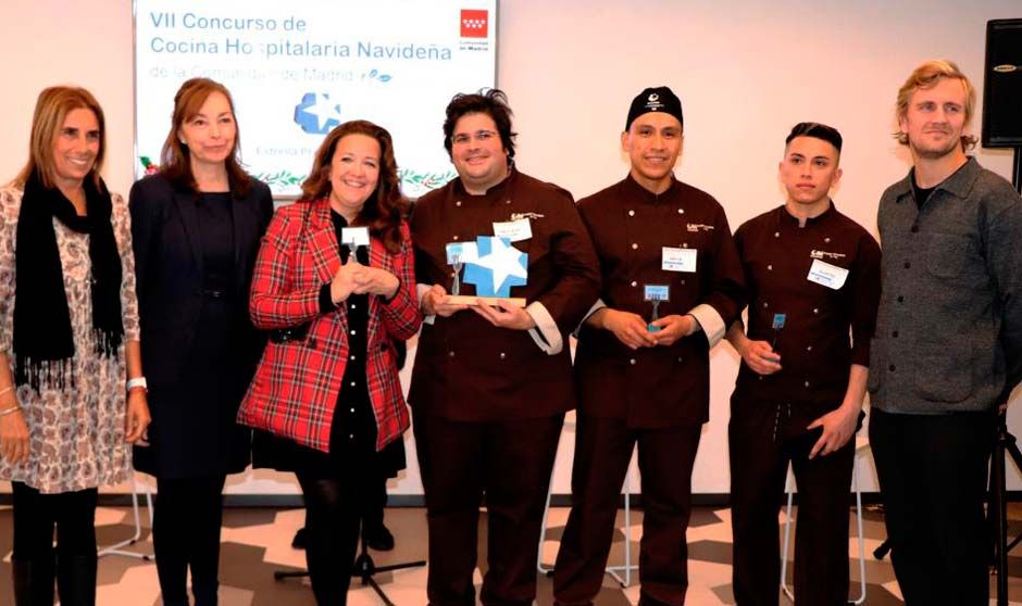 La consejera de Sanidad de Madrid, Fátima Matute, entrega el premio al equipo de La Paz.