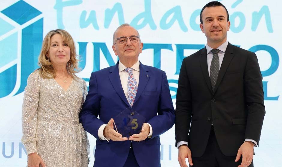 Gabriel Núñez, presidente de la Fundación Uniteco, recoge el galardón.
