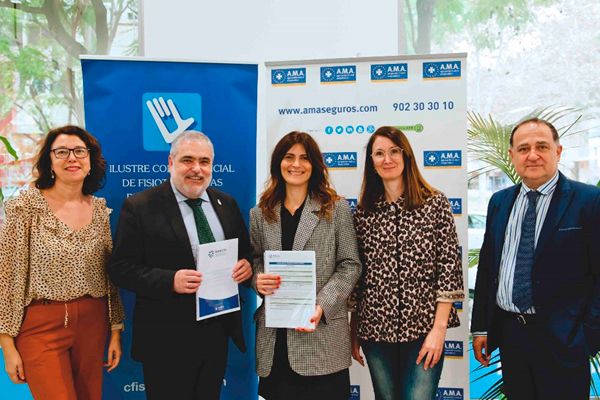Firma en la sede de AMA en Murcia con Mercedes Gómez, Miguel Ángel Vázquez, Ángeles Fernández, Noelia López y Alfonso Muñoz.