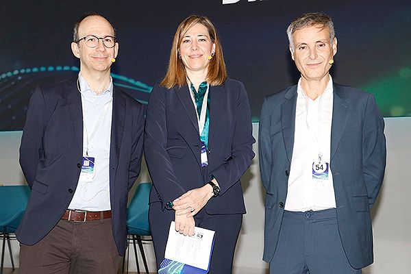 Ernest Nadal, jefe de Sección de la Unidad de Tumores Torácicos, Tumores Cerebrales, de la Cabeza y el Cuello en el Institut Català de Oncología (ICO); María Martínez, jefa de Unidad de Neurooncología y Unidad de Investigación Clínica del Servicio de Oncología Médica del Hospital del Mar; y Manuel Cobo, médico del Servicio de Oncología Médica del Hospital Regional Universitario de Málaga.