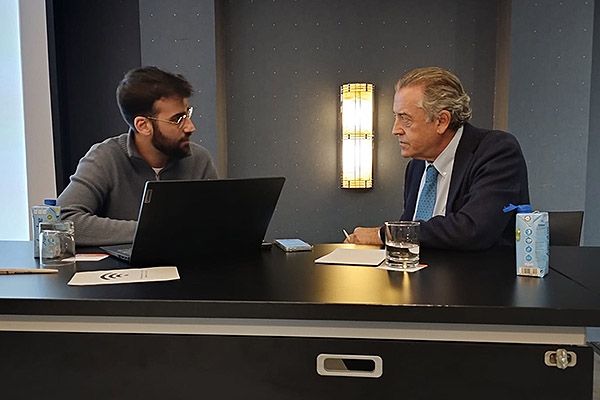 Un momento de la entrevista entre el expresidente de la SERAM y director de EUCAIM, Luis Martí-Bonmatí y el periodista de Redacción Médica Guillermo Belinchón.
