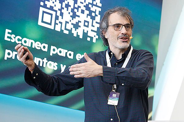 Jordi Bruna, coordinador de la Unidad Funcional de Neurooncología del Hospital de Bellvitge.