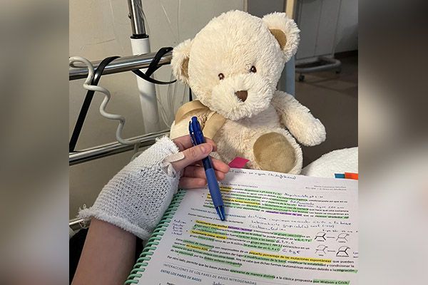 Júlia Benedicto estudiando Medicina mientras estaba ingresada en el hospital.