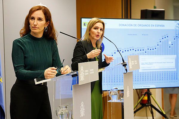 Mónica García, ministra de Sanidad; y Beatriz Domínguez-Gil, directora de la ONT.