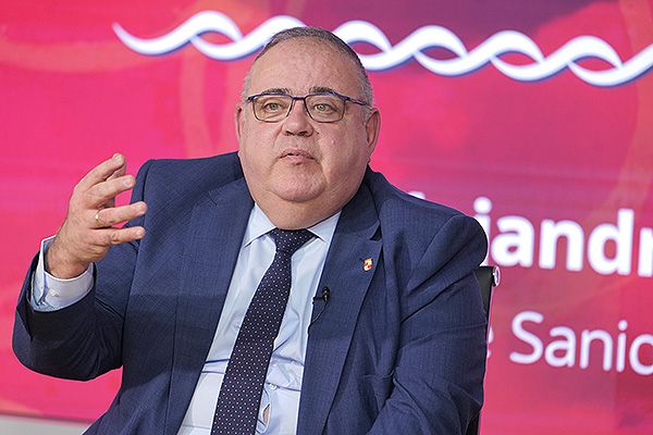 Vázquez expone uno de sus argumentos durante el Café de Redacción.