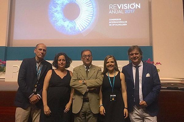 Paula Romero junto a sus famliares en un congreso sobre Oftalmología.