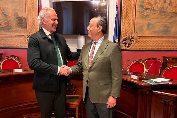 Enrique Ruiz Escudero recibe a Óscar Castro en el Senado. 