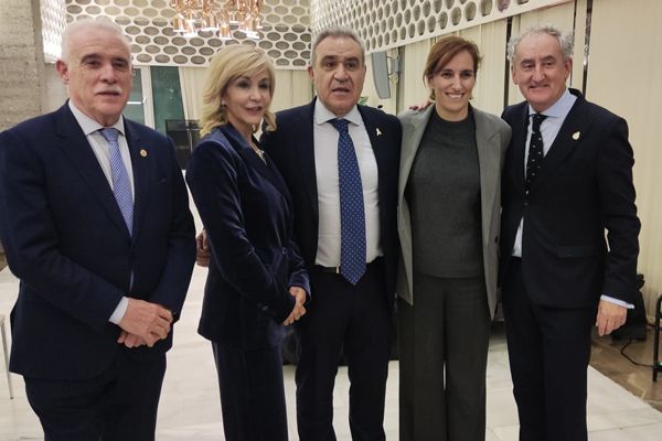 Enrique Guilabert, tesorero del Cgcom; Virginia Izura, vicesecretaria del Cgcom; José María Rodríguez Vicente, secretario del Cgcom; Mónica García, ministra de Sanidad; y Tomás Cobo, presidente del Cgcom, instantes antes de comenzar su intervención. 