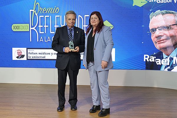 Rafael Matesanz, fundador de la Organización Nacional de Trasplantes (ONT), junto a Celia Gómez, directora general de Ordenación Profesional del Ministerio de Sanidad.