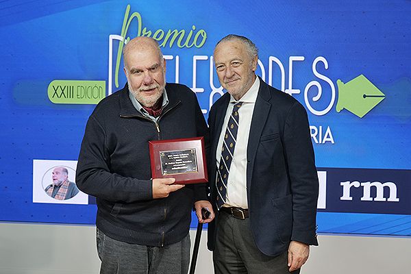 Andreu Segura recibiendo su accésit de la mano de José María Pino, presidente-editor de Redacción Médica.