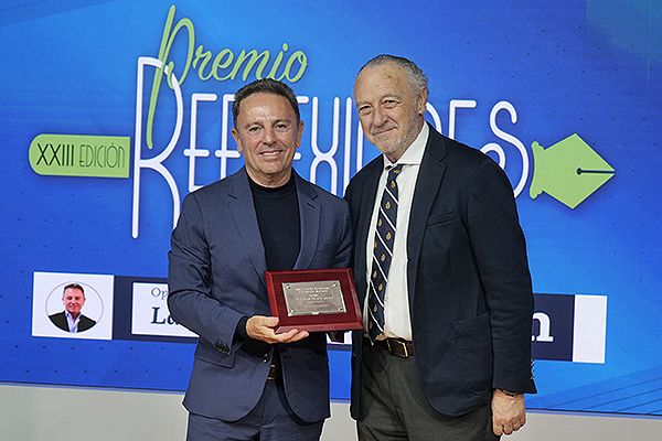 Bayona junto a José María Pino, Presidente-Editor de Redacción Médica, de quien ha recibido su accésit.