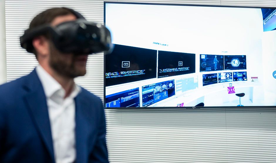  Michael McDermott enseñando la clínica de Radiología del futuro con la realidad virtual en el Pharma Media Day 2024.