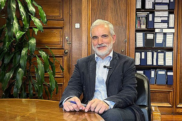 Aquilino Alonso recibe a Redacción Médica en su despacho del Sespa. 
