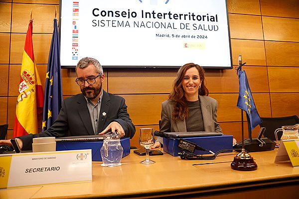 Javier Padilla, secretario de Estado de Sanidad; junto a Mónica García, ministra de Sanidad.
