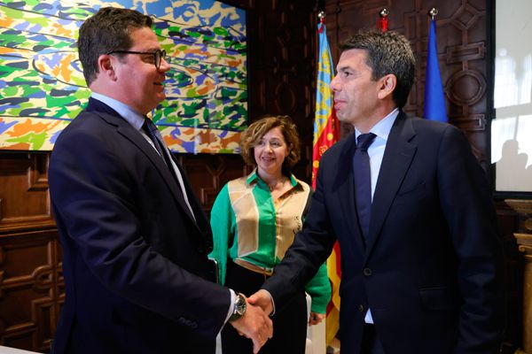  Jorge Gallardo, presidente del Grupo Vithas; Carlos Mazón, presidente de la Generalitat y Victoria Verdú, directora territorial Grupo Vithas.