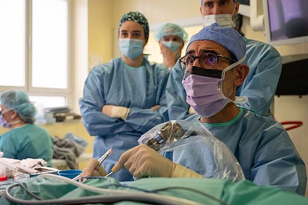 Francesc Larrosa, consultor del Servicio de Otorrinolaringología del Clínic Barcelona, valorando cómo proseguir en la operación.