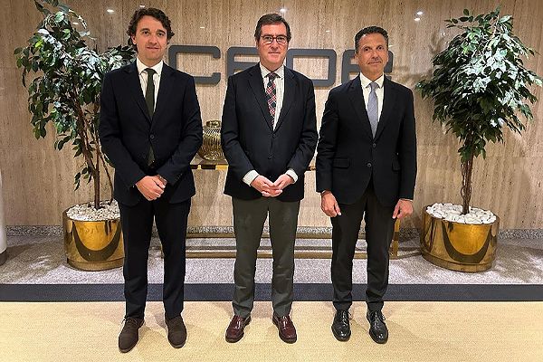 Pablo Crespo; Antonio Garamendi, presidente de la CEOE; y Jorge Huertas, presidente de Fenin.